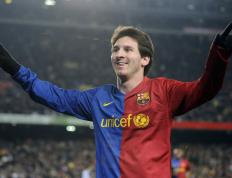 开云体育下载-当后卫踢起前锋，友谊赛的意外主角，阿拉巴为何能惊艳四座？