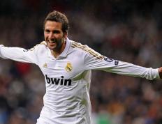 开云APP-一球成谶，当丹麦冲垮厄瓜多尔，皮克在奥运周期关键战接管比赛