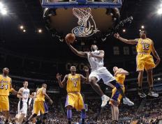 开云下载-银绿逆袭夜，周冠宇惊艳四座，阿斯顿马丁力克跃马改写F1秩序