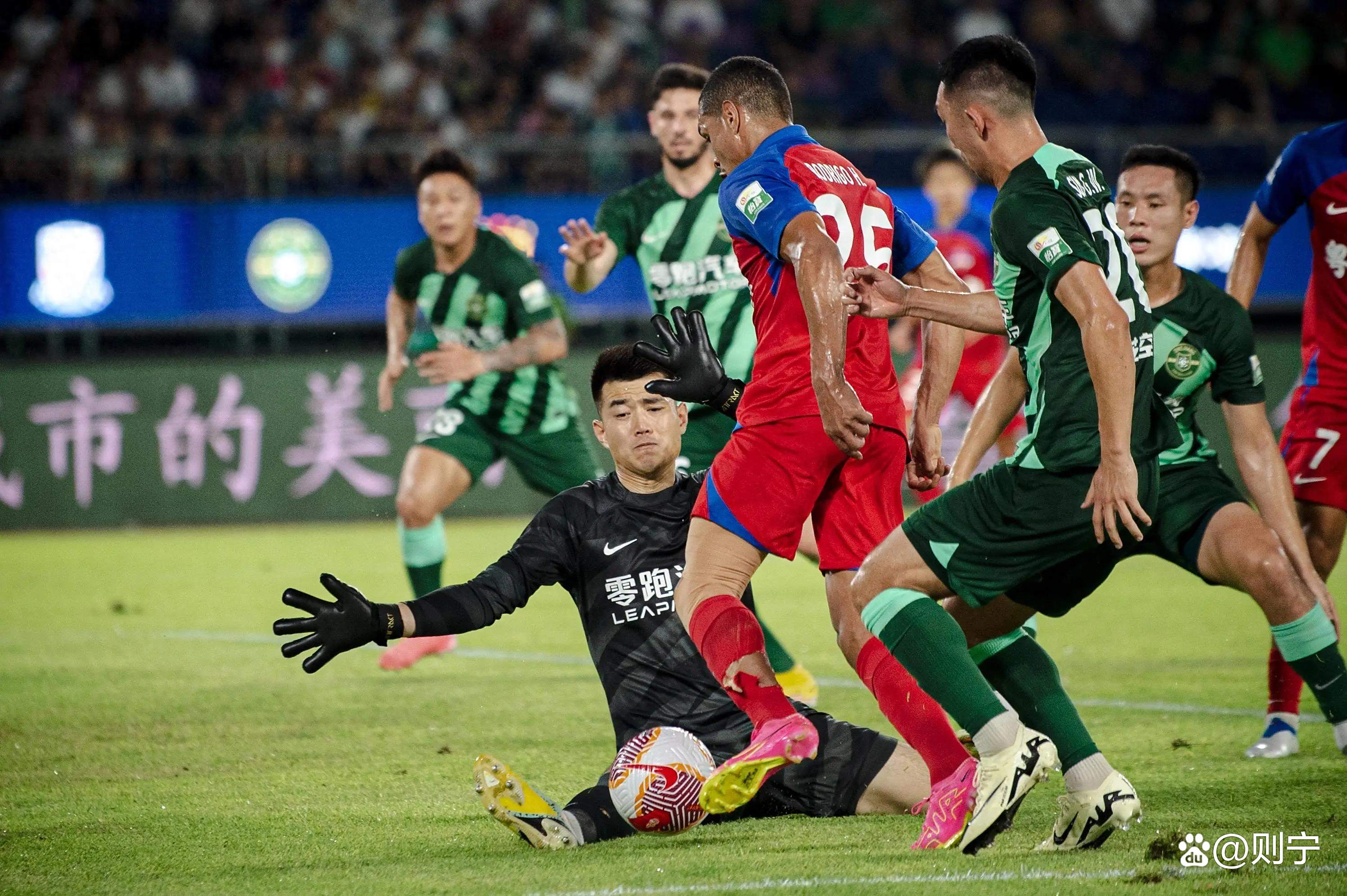 开云平台-包含重要球员因伤缺席，球队面临考验的词条