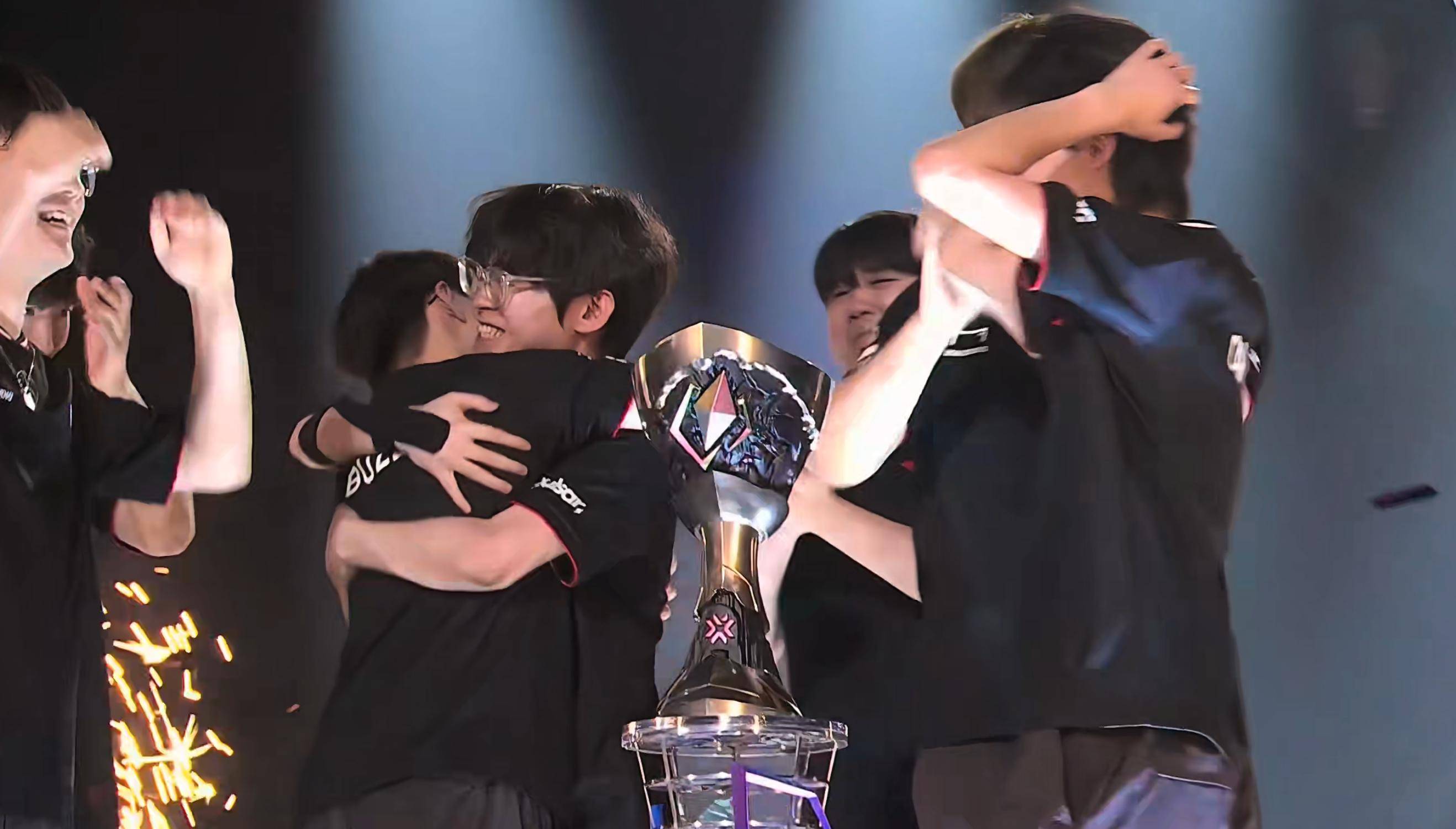 开云平台-CLG绝杀T1，Oner关键团战开团秒人顶尖较量淘汰赛，让粉丝疯狂欢呼