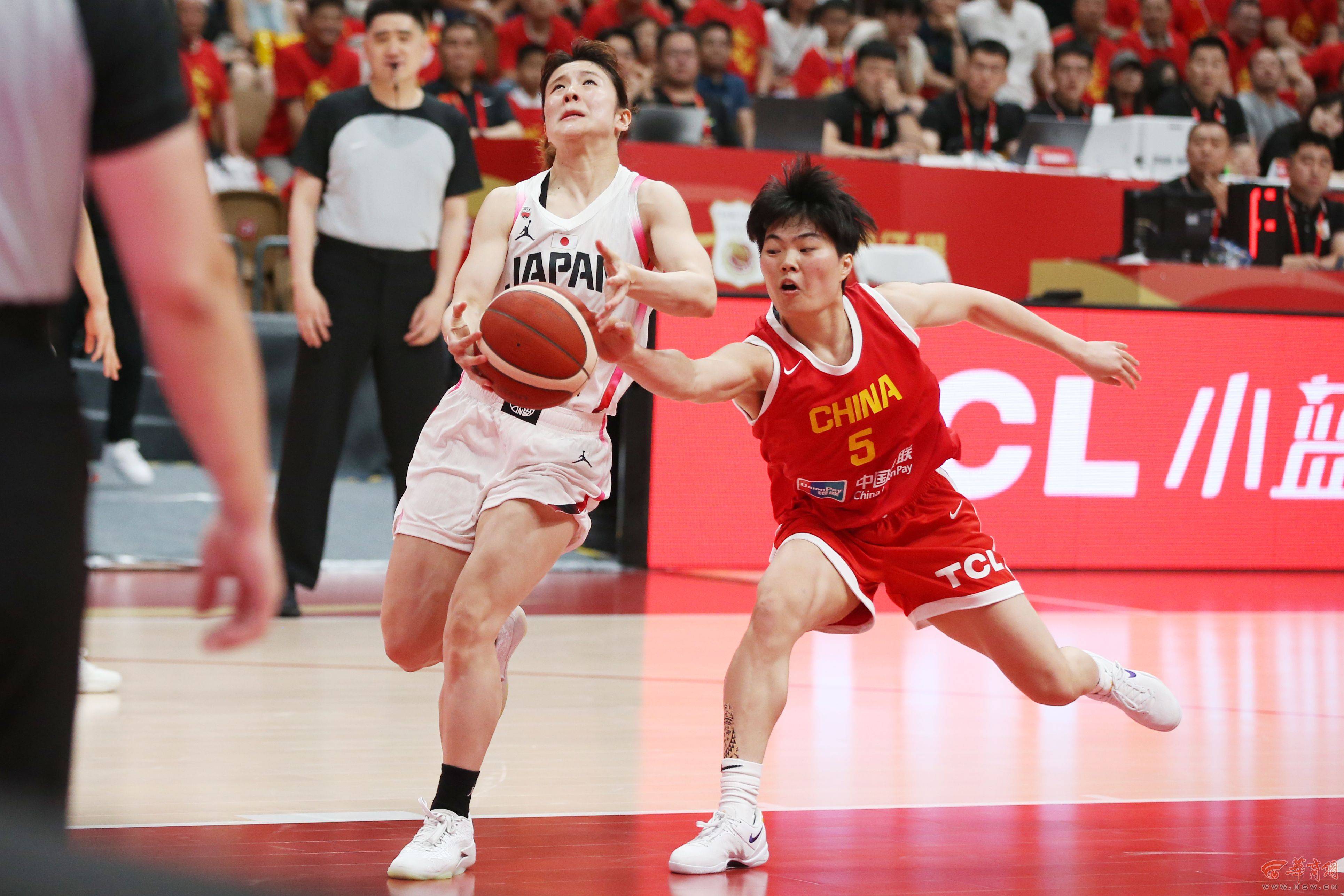 开云体育-京城篮球对抗赛再掀狂潮，球迷热情高涨