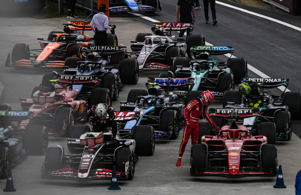 开云下载-阿斯顿马丁绝杀索伯车队，诺里斯扛起全队